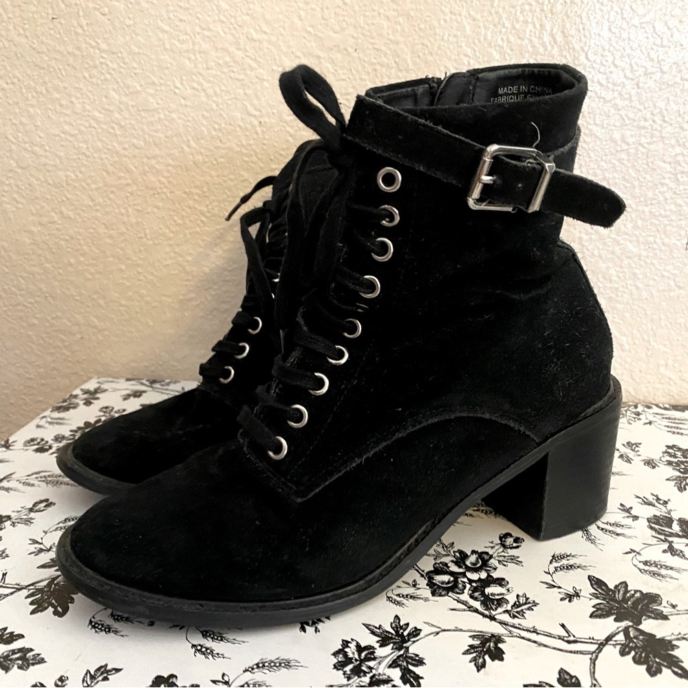 black suede karen lace-up ankle boot urban outfitters - size 8